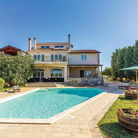 Holiday home Stunning In Pula