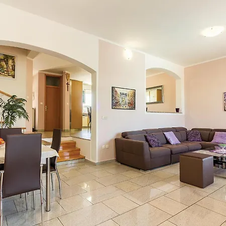 Ferienhaus Beautiful In With Wifi Pula